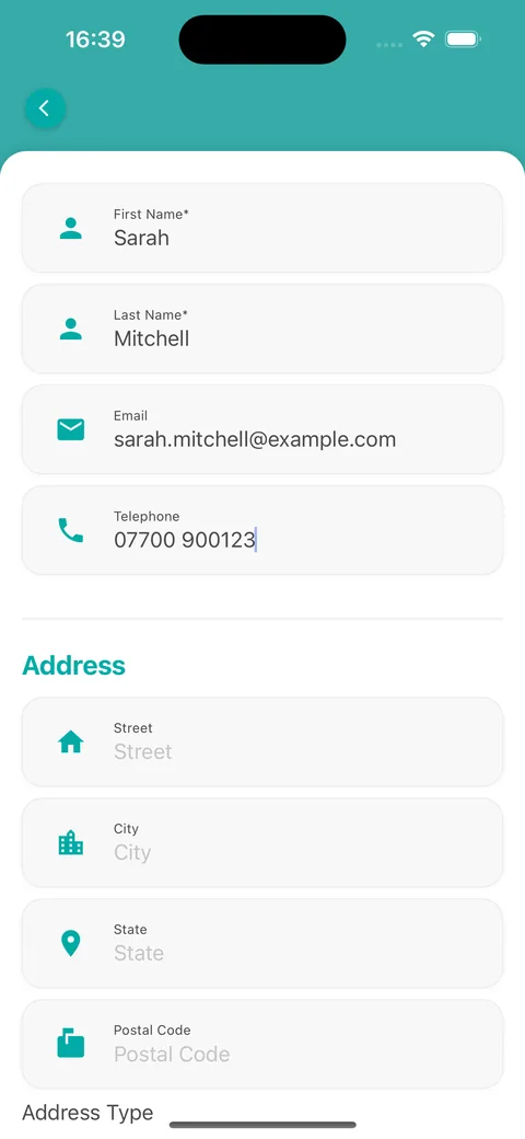 Il modulo del contatto sull'app mobile con i campi nome, cognome, email, telefono e indirizzo