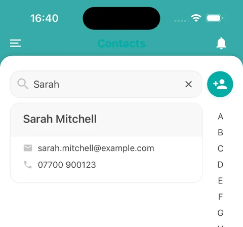 La scheda Contatti sull'app mobile con un contatto, la sua email e il suo telefono, trovato con la ricerca