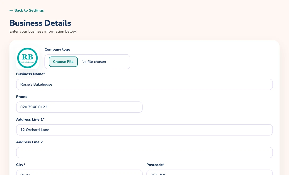 La página Datos del negocio en la web con el logotipo, el nombre, el teléfono, la dirección, la web y el correo rellenados